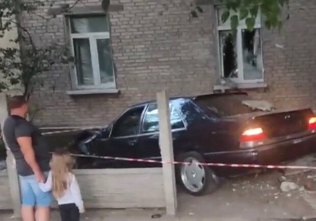 В Днепре авто сбило человека и вылетело на тротуар: видео момента ДТП - фото Днепр Оперативный