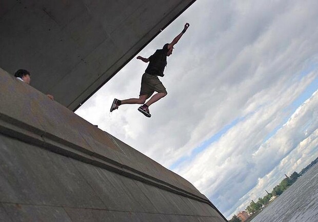 Стало жарко: мужчина прыгнул с Мерефо-Херсонского моста - фото: kmsk.dp.ua