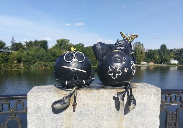 На набережной в Днепре изуродовали "влюбленных колобков" - фото: fb Леси Логашовой