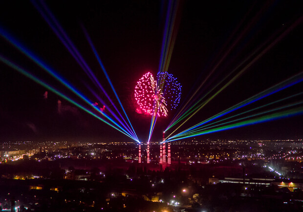 Как прошло лазерно-световое шоу ко Дню города - фото: fb Николай Каблука