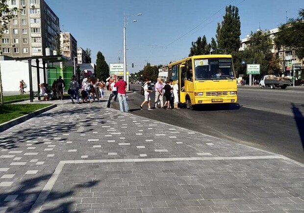 В Днепре раскритиковали остановку возле нового сквера - фото: fb Egor Kolodenko