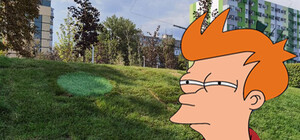 Искусственной травой: в сквере на Слобожанском проспекте залатали дыры на газоне