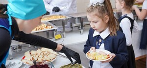 Минус консервы и мучное: в одесских школах и детсадах дорожает питание