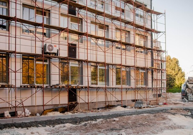 Новая кровля и вентилируемый фасад: в Днепре ремонтируют профессиональный колледж спорта - фото ОГА