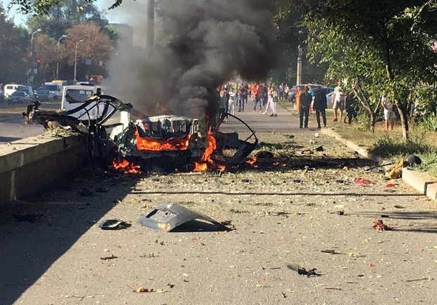 Двое погибших: в центре Днепра взорвался автомобиль - фото: tg Днепр оперативный