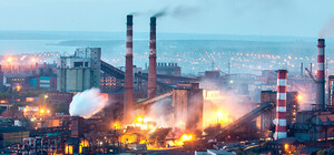 Город в дыму и смоге: запорожские заводы показали в высоты (видео)