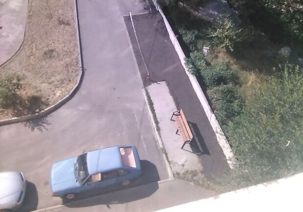 В Днепре мужчина захватил землю во дворе многоэтажки - фото: читатель Vgorode