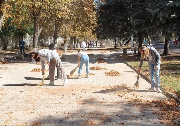Школьников заставили подметать парк вместо уроков - фото: fb Юлия Сегеда