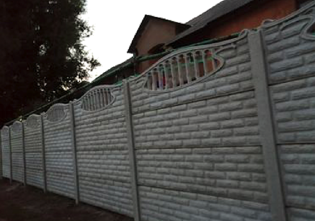 Придумали: в Днепре многоквартирный дом оградили забором - фото прислал читатель
