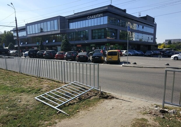 На проспекте Поля третий раз ломают забор на "народной тропе" - фото: fb Yevhenii Urban