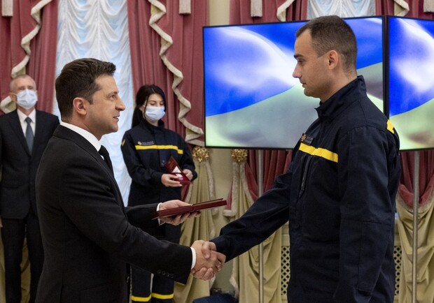 Зеленскисй наградил днепровских спасателей. Фото: Офис Президента