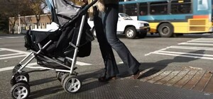 Опасный тротуар: в Одессе перевернулась коляска с малышом