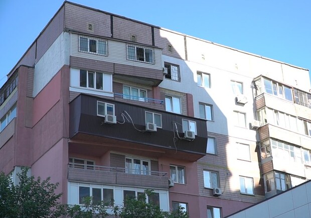 В Днепре появился большой и черный "царь-балкон"- фото: Суспільне