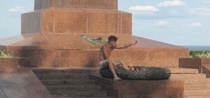 В костюме Адама: в Одессе голый мужчина грелся у вечного огня и материл прохожих