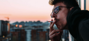 Получи ответ: что делать, если сосед курит в окно, а воняет у вас в квартире