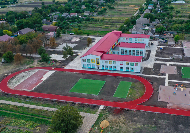 С каруселями и резиновым покрытием: в Карповке завершают реконструкцию школьного стадиона - фото ОГА