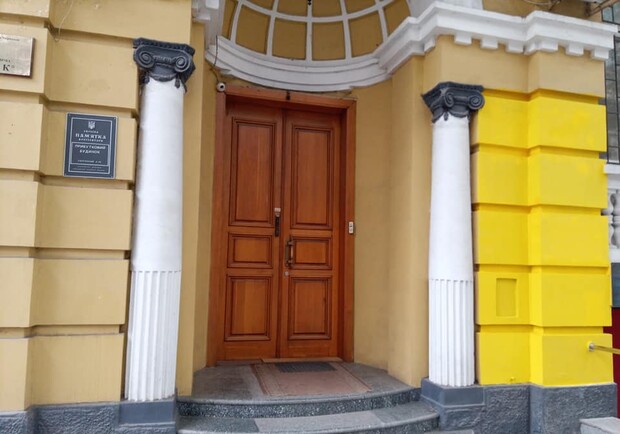 В Днепре испортили фасад памятника архитектуры - фото: fb Лизы Светловой