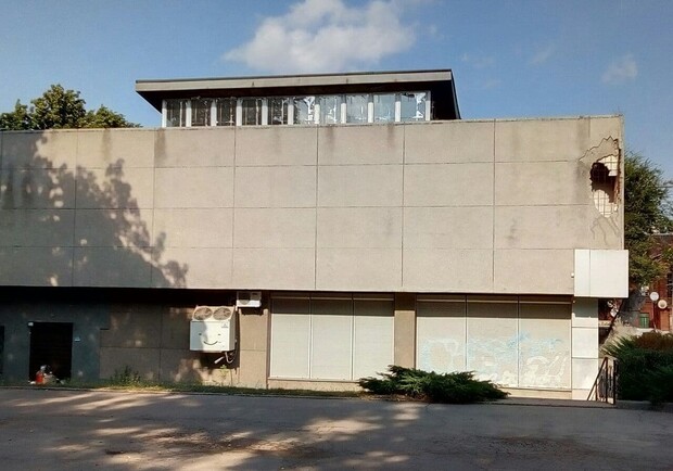 В Днепре распадается фасад бывшего музея  - фото: Игорь Гончаренко