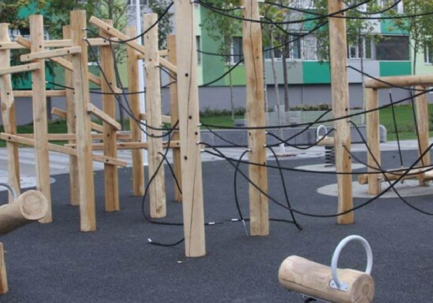 В новом сквере на Слобожанском продолжают уничтожать детскую площадку - фото: НМ