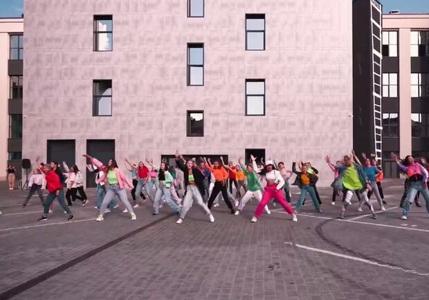 Под песню MONATIK: в Днепре установили танцевальный рекорд Украины - фото: скрин из видео 