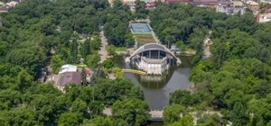 Не погуляем: парк Глобы два года простоит за забором