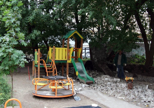 В Днепре на детскую площадку обрушился кирпичный забор - фото: НМ