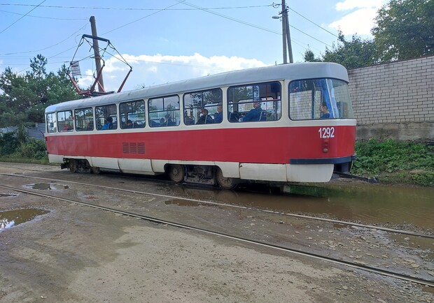 Трамвайная остановка в Днепре превратилась в "грязевую ванну" - фото: fb Андрея Хархоты