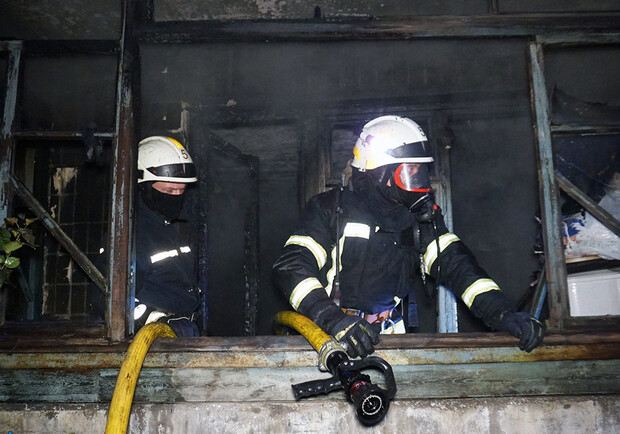 Все в огне: на жилмассиве Тополь вспыхнул пожар в многоэтажке - фото: ГСЧС