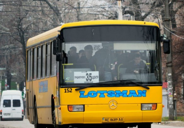 В Днепре на маршруте №35 большие автобусы заменили "Богданами" - фото: vesti.dp.ua