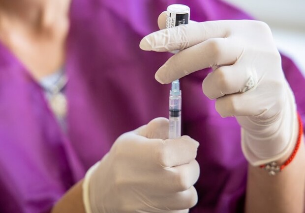 Вакцинами Pfizer и CoronaVac: в ТЦ "Европа" делают прививки от COVID-19 - фото: adm.dp.gov.ua