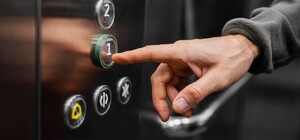 Будут судить: в Киеве мужчина развратил двух 9-летних девочек в лифте