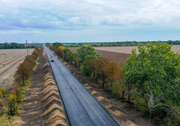 Новый асфальт: на Днепропетровщине обновляют магистраль - фото ОГА