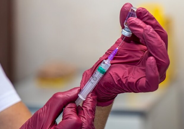 Прививки от COVID-19 начали делать в отделениях Укрпочты - фото: adm.dp.gov.ua