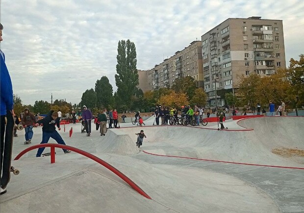 Не дождавшись открытия: дети начали кататься в новом скейт-парке на левом берегу - фото: Tg Райончик