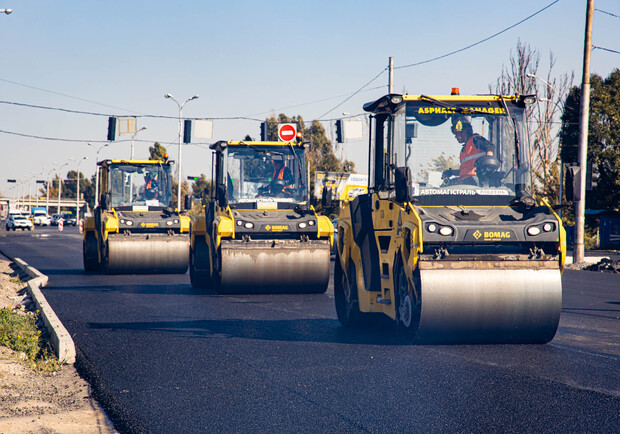 Стелют финишное покрытие: дорожники обновляют трассу Днепр-Павлоград - фото ОГА