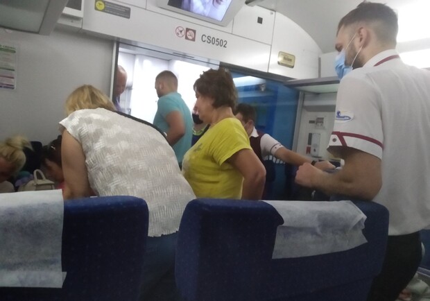 Переживали все: в поезде "Интерсити" спасли ребенка - фото: fb Сергей Чернявский