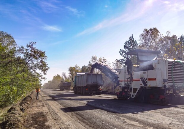Покатаемся: в области ремонтируют более 18 км трассы Днепр-Обуховка - фото ОГА