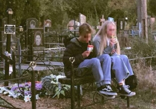 Ради развлечения: подростки устроили погром на кладбище - фото: krlife.com.ua