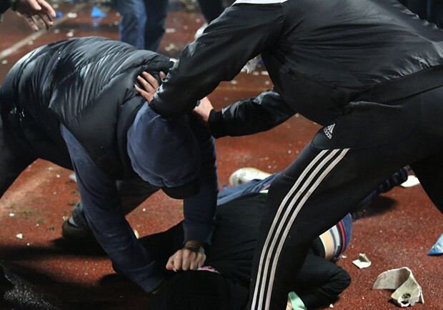 В центре толпа подростков избивала мужчину - фото: media