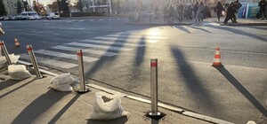 Через четыре года: на месте ДТП на Сумской устанавливают металлические столбики для безопасности пешеходов