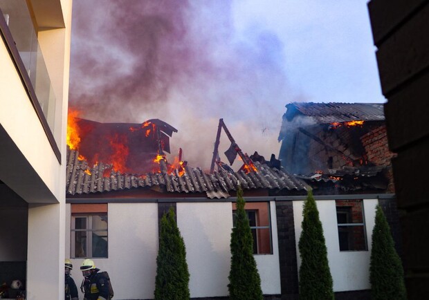 Погиб мужчина: на Украинской вспыхнул дом на шесть квартир - фото: ГСЧС