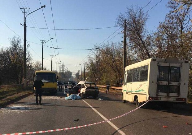 Погиб человек: полицейский устроил ДТП с 4-мя авто и автобусом - фото: dbr.gov.ua