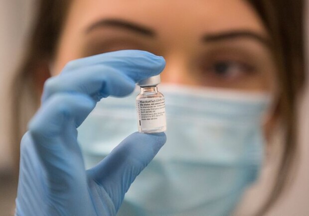 Минздрав утвердил список противопоказаний к вакцинации от коронавируса. Фото: AP/Graeme Robertson