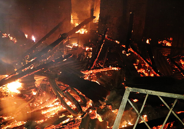 В Днепре ночью горело СТО: что известно - фото: dp.dsns.gov.ua