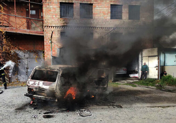 Чуть не взорвали дом: в Днепре на незаконном СТО вспыхнуло авто - фото: dp.dsns.gov.ua
