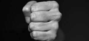 Угрожали убить: трое неизвестных в центре Киева избили таксиста