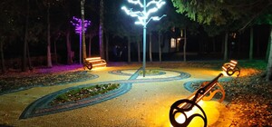 Нове місце для вечірніх селфі: у Трускавці відкрили незвичайний сквер 