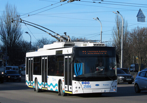 Вырванные розетки и разбитое стекло: в Днепре громят троллейбусы - фото: det-dnipro.dp.ua
