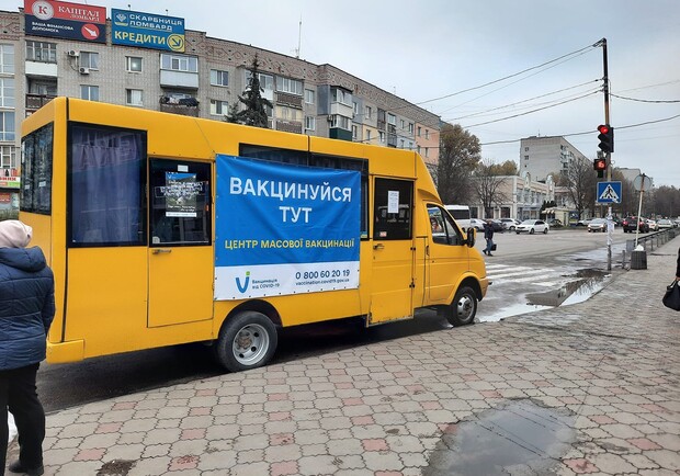 Внезапно: под Днепром вакцинируют просто в маршрутке - фото: facebook.com/novomoskovska.pravda