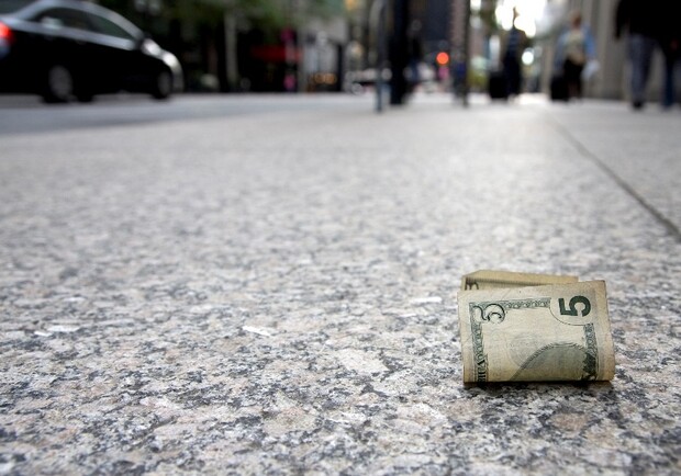 В Днепре под ноги прохожим начали бросать пачку долларов - фото: eustiu.com